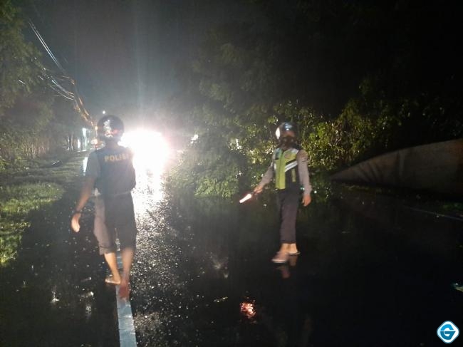 Tidak Peduli Hujan Lebat, Jajaran Polsek Senggigi Lakukan Evakuasi Pohon Tumbang Pada Dua Titik di Batulayar